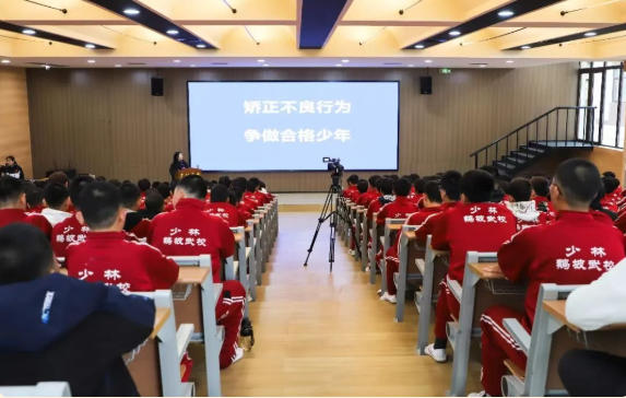 提高警惕筑防线 以法为尺护成长——鹅坡武校开展法治宣传警示教育课