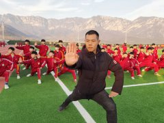 不忘母校培养成才，特战队员回鹅坡省亲